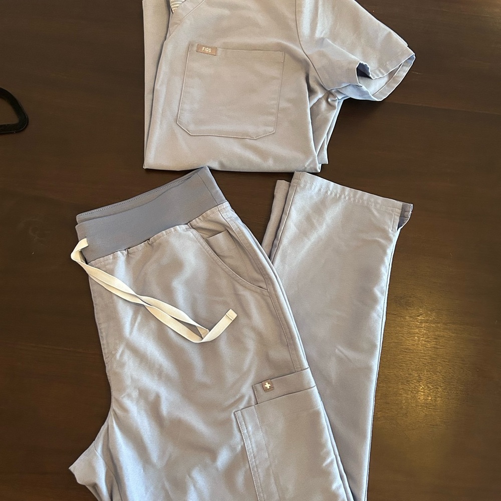 Figs scrubs in Large